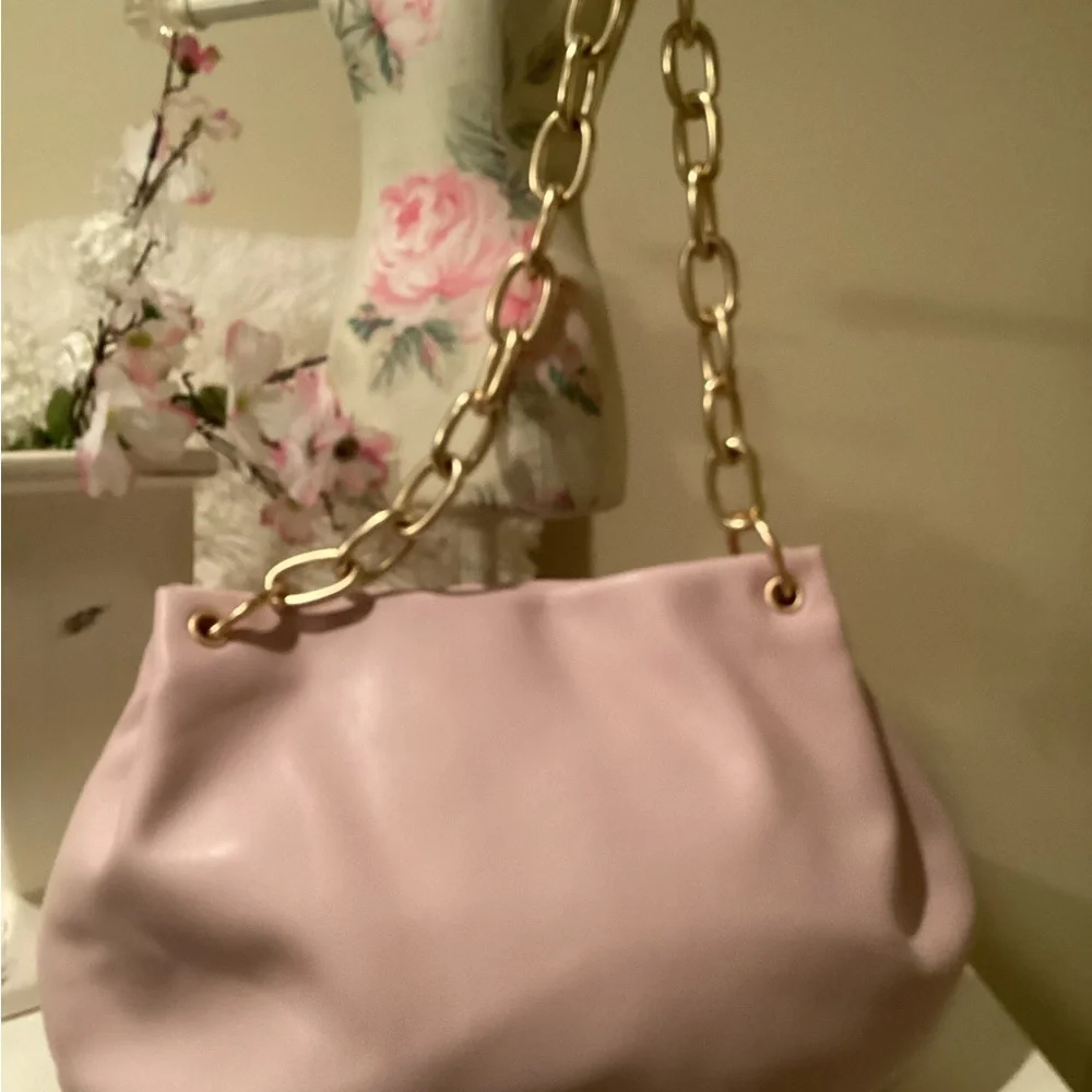 EUC, House of Want, Vegan Leather, Beautiful pink/Mauve Pocketbook, chain strap.